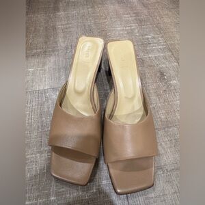 NWT aeyde Tan Heel size 39